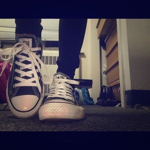 Navy Converse Men’s 6/Women’s 8